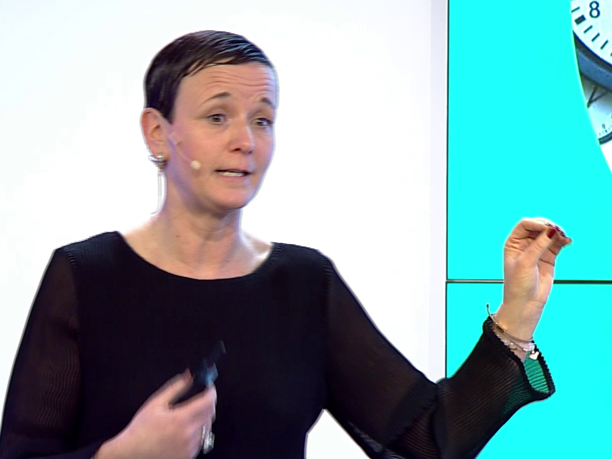 Friederike von Krosigk bei einem Vortrag auf einer Bühne